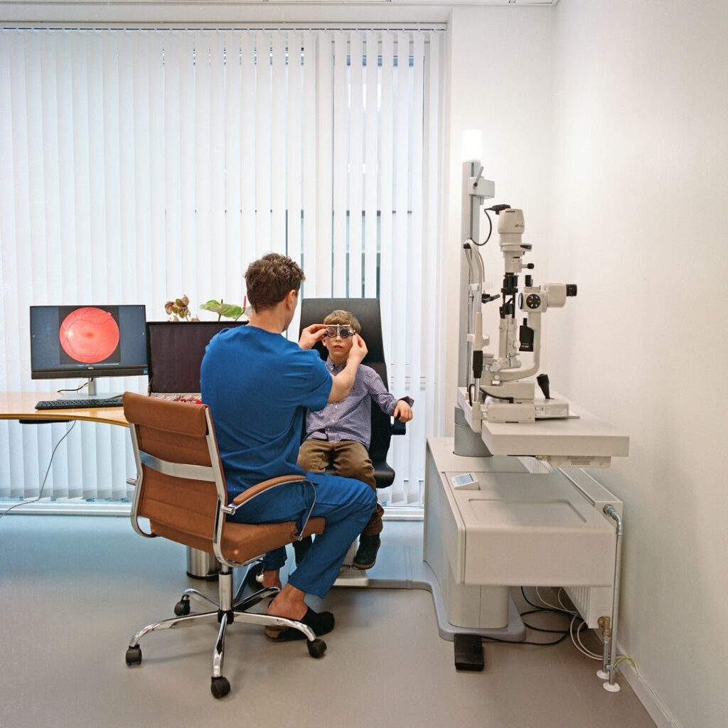 En patient gennemgår en øjenundersøgelse af en øjenlæge i Øjenklinikken Syn